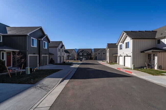 Photo - 1543 Tyram Grv