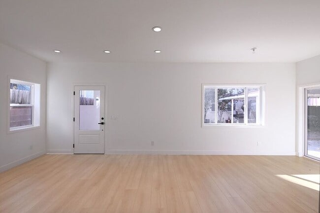 Photo - 621 W Glenoaks Blvd