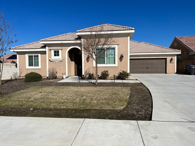 Northwest Bakersfield Corner Home - Northwest Bakersfield Corner Home