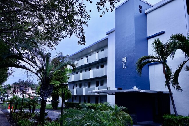 Building Photo - 1351 NE 191st St Unit #E217