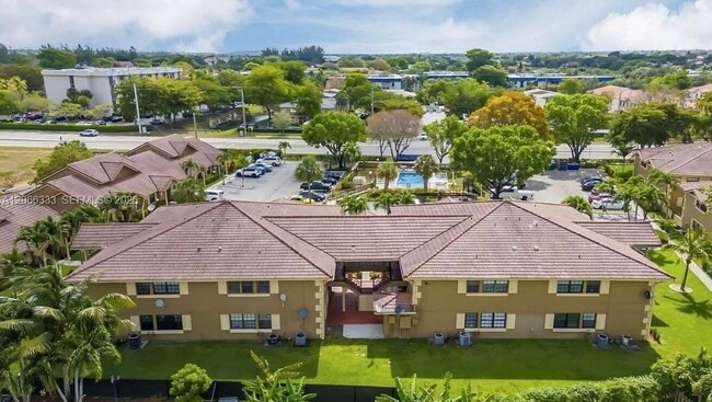 Building Photo - 2596 Riverside Dr Unit 2596