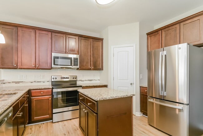 Photo - 238 Grovemere Ln