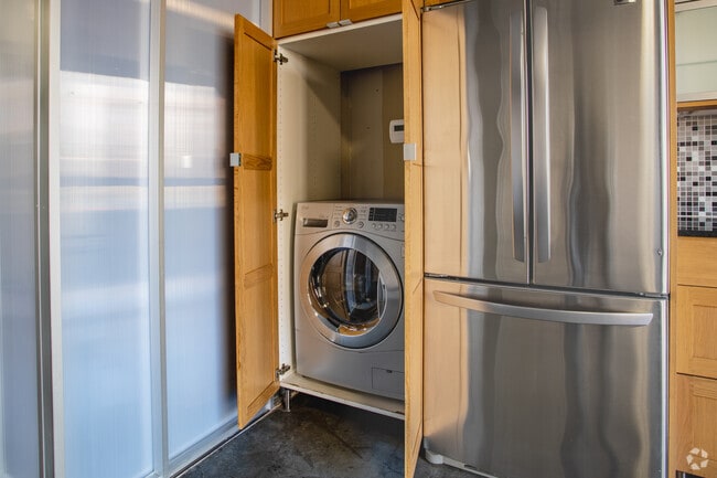 1BR, 1BA - 560SF