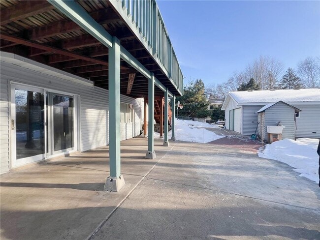 Building Photo - 11331 W River Rd