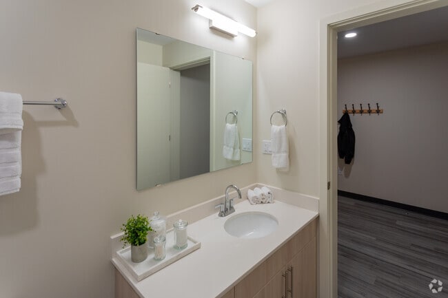 1BR, 1BA - 821SF - third + dayton