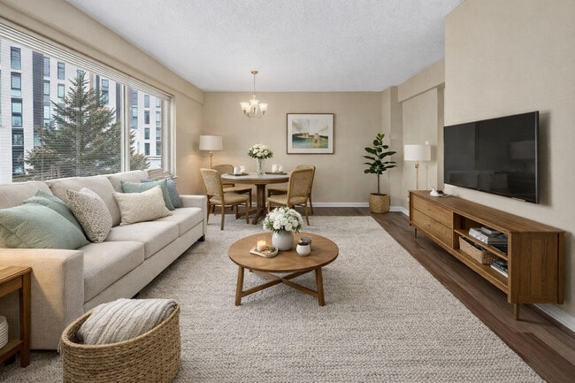 Photo - Pooks Hill Tower & Court