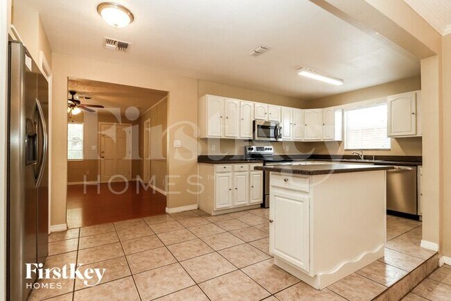 Photo - 521 65th St N