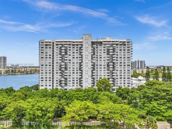 Photo - 2780 NE 183rd St Unidad 302
