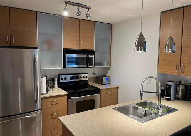 Photo - 928 Homer St