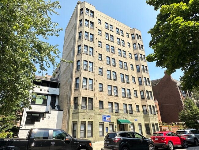 Building Photo - 556 W Arlington Pl Unit J03W
