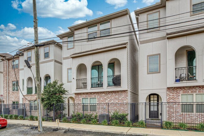 Building Photo - 5230 Schuler St