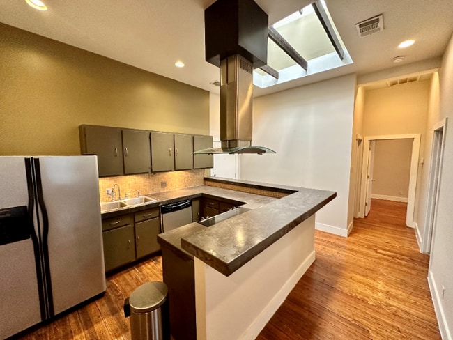 Building Photo - 319 S Flores St Rental