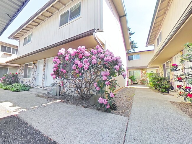 Building Photo - 2 Bedroom Apartment~ Near 9th Street ~ Sma... Unit 110 NE Conifer #11