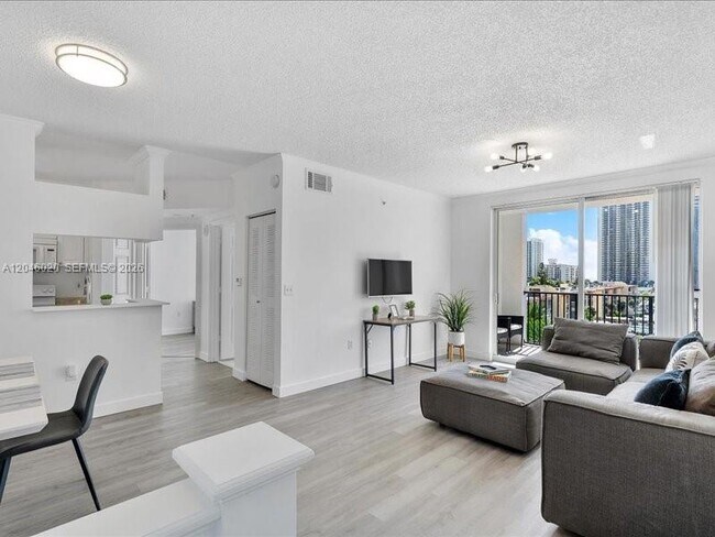 Photo - 17100 N Bay Rd Unidad 1717