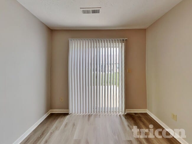 Photo - 1806 12 Oaks Dr