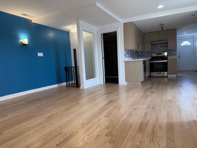 Living room / dining room is to the right with seperate light and window - 1628 W Cermak Rd Unit Penthouse suit