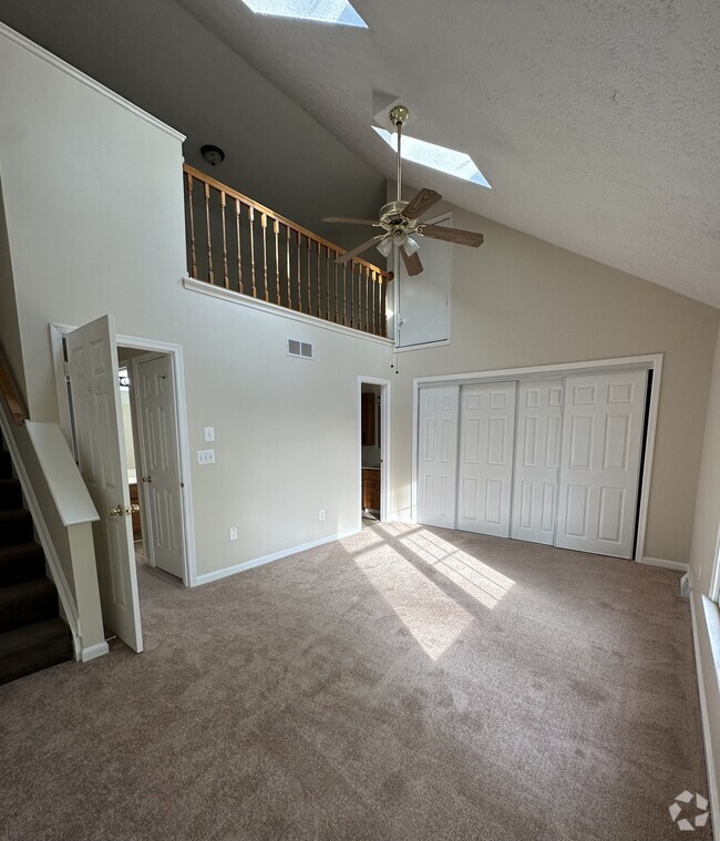 Primary bedroom with loft and vaulted ceiling - 117 Oak Moore Ct Rental