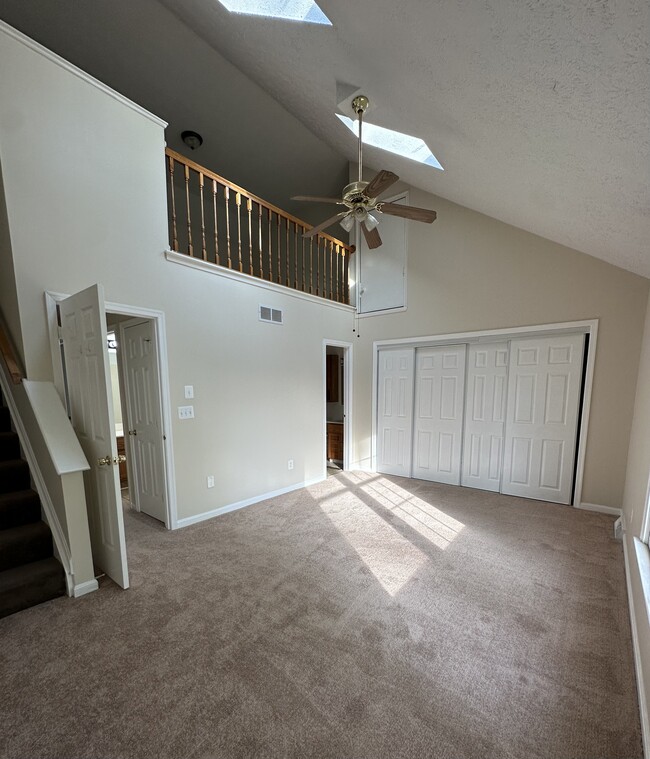 Primary bedroom with loft and vaulted ceiling - 117 Oak Moore Ct Townhome