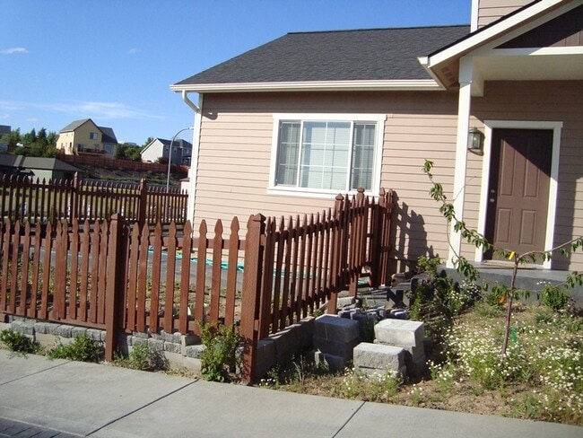 Building Photo - Pet Friendly Single Family Home w/attached garage and RV Parking