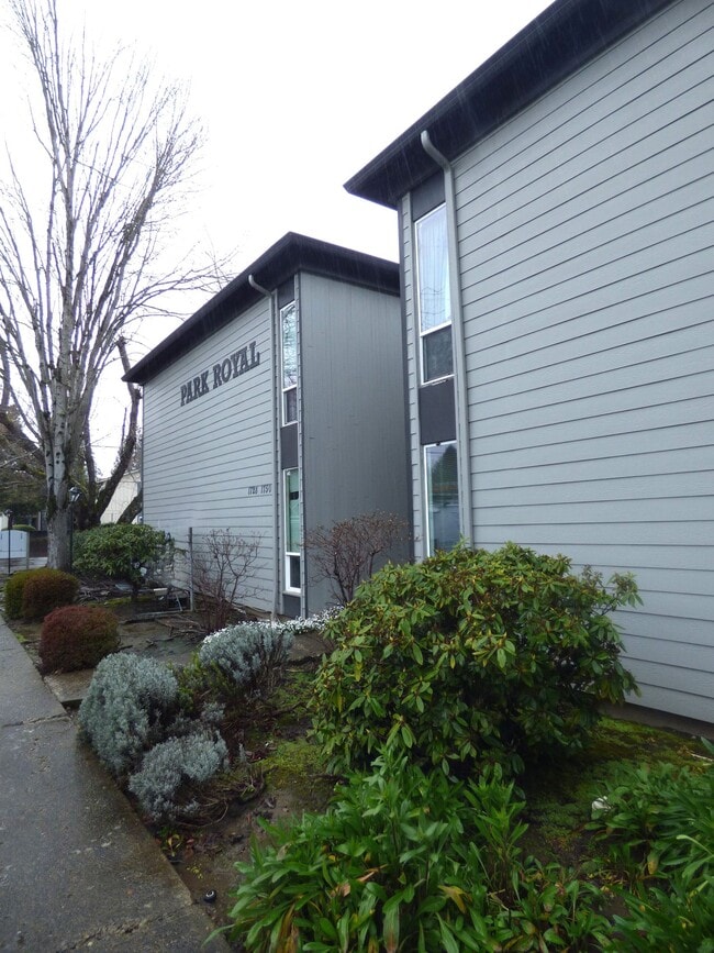 Building Photo - Rent Special: 1/2 Off April's Rent!! - Upstairs 2 Bedroom Unit 1744