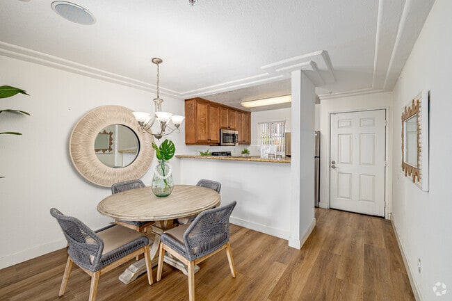 2BR, 2BA - 998SF - Dining Room