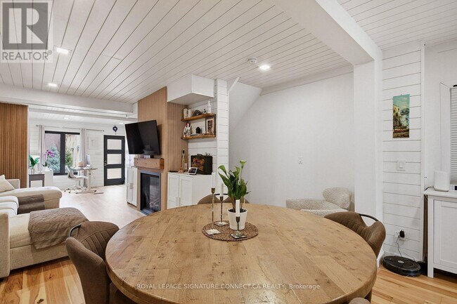 Photo - 18 Harlton Crescent