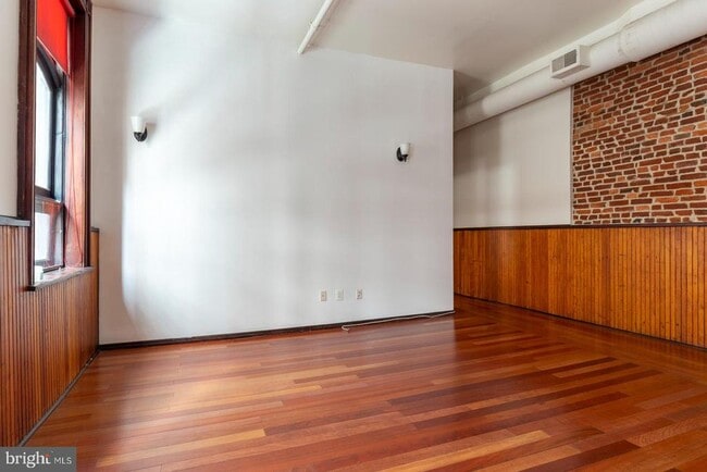 Building Photo - 35 S 13th St Unit 4