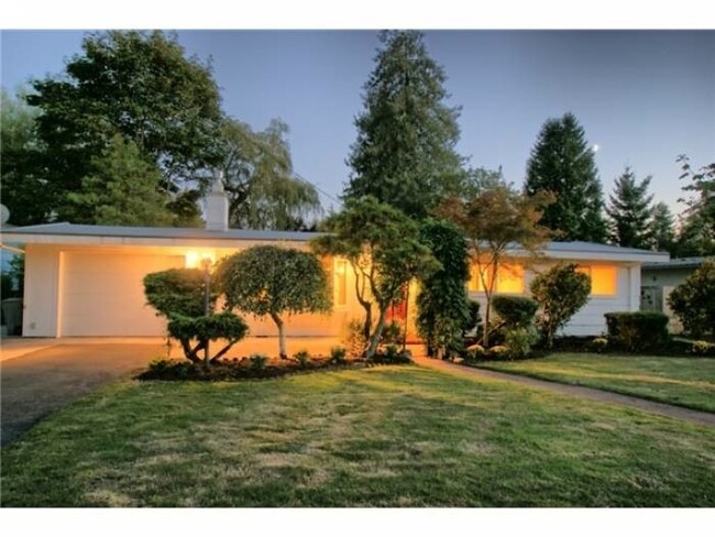 Beautiful 3 Bed 1.75 Bath Home in Bellevue - Beautiful 3 Bed 1.75 Bath Home in Bellevue