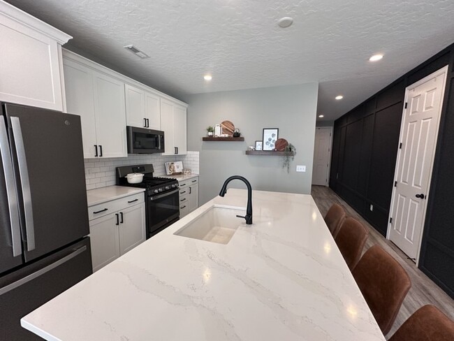 Photo - 1533 W 250 N