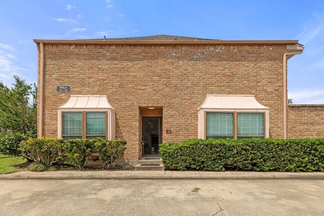 Building Photo - 9200 W Bellfort Ave Unit 25