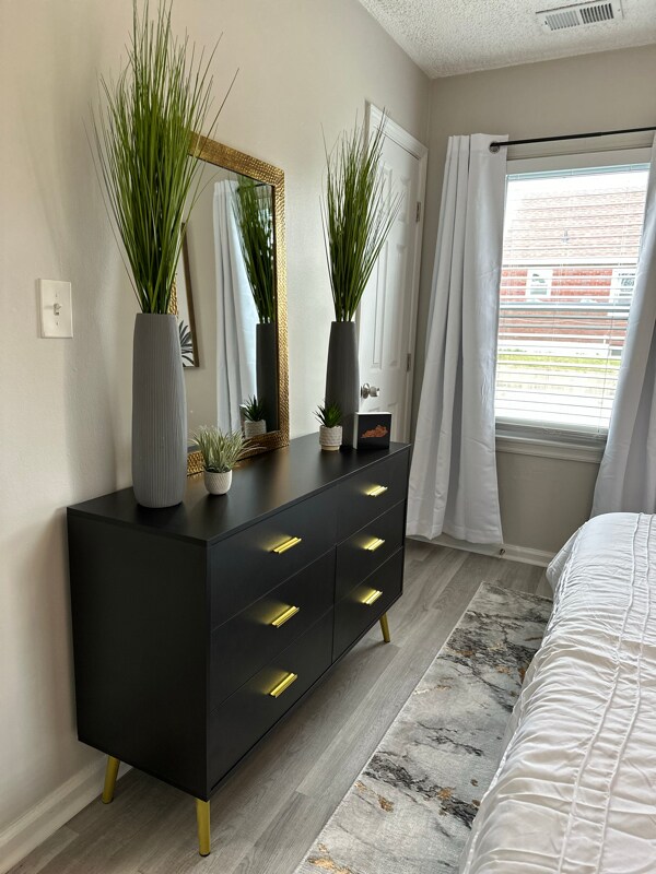 Photo - 2500 Emil Ave