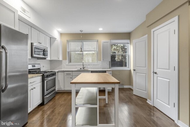 Building Photo - 2030 Sepviva St Unit 2