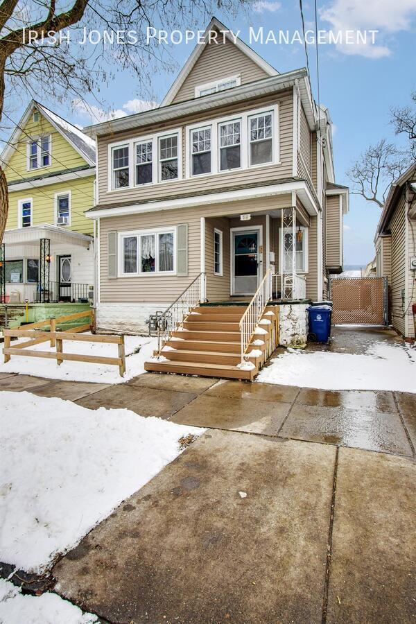 Building Photo - 58 Royal Ave Unit upper