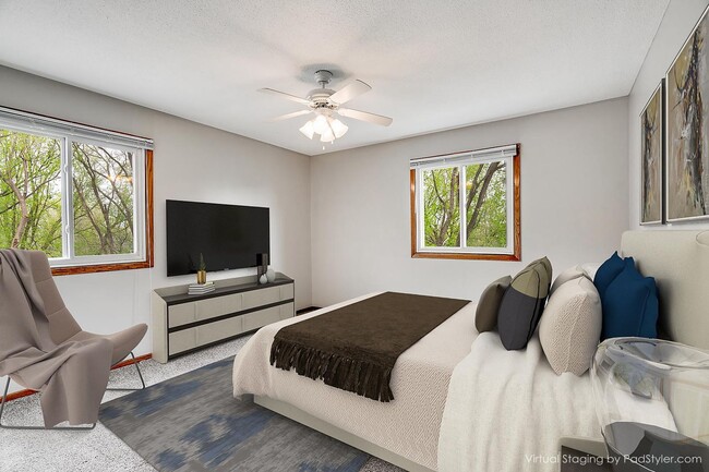 Photo - Royal Oaks Apartments