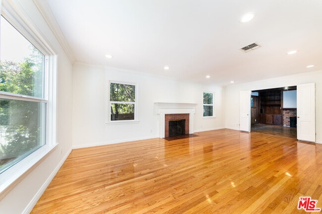 Photo - 661 Warner Ave