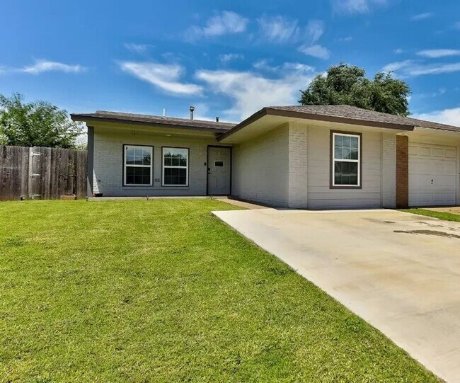 Newly Renovated 3 Bed, 2 Bath Duplex - Newly Renovated 3 Bed, 2 Bath Duplex House