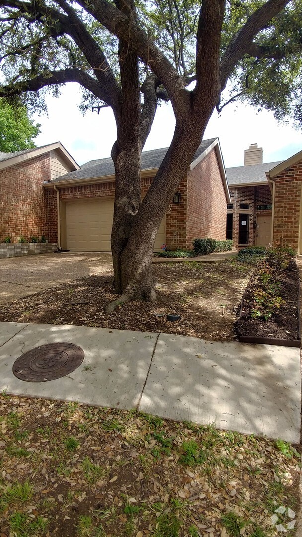 Building Photo - Ready to move in.....Fresh Paint and much ... Rental