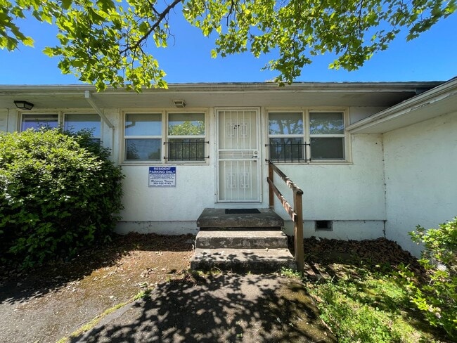 Building Photo - Cozy 1-Bedroom Available in Woodlawn Unit #27