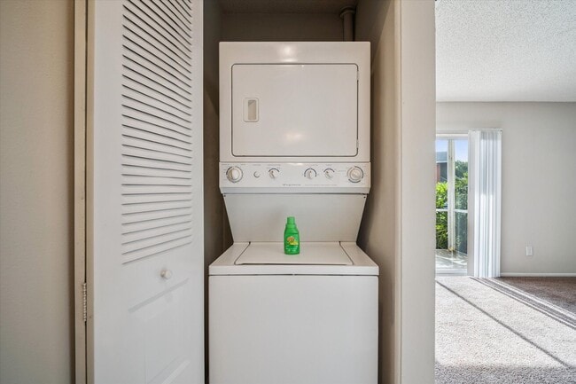 One Bedroom Large - 1 Bed / 1 Bath - 715 Sq.Ft.