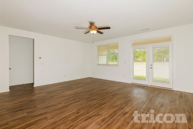 Photo - 117 Everett Sq