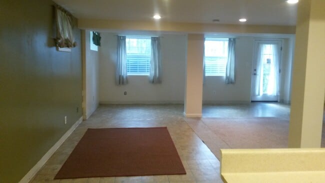 Building Photo - 702 Plum St SW Unit 1