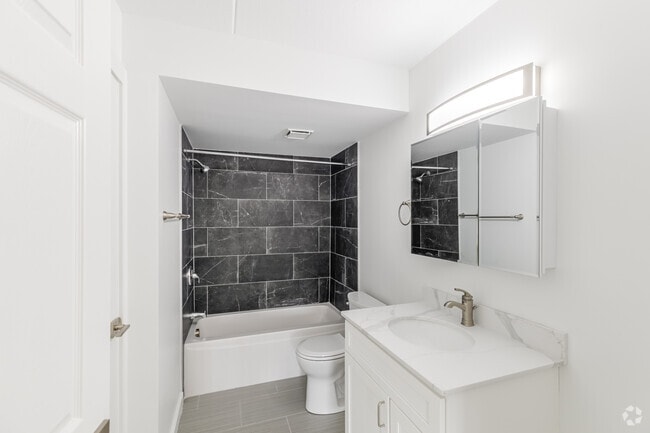 1BR, 1BA - 727SF - Bathroom - The Racquet Club Apartments