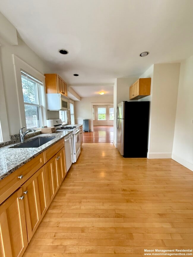 Building Photo - 68 Putnam St Unit 2