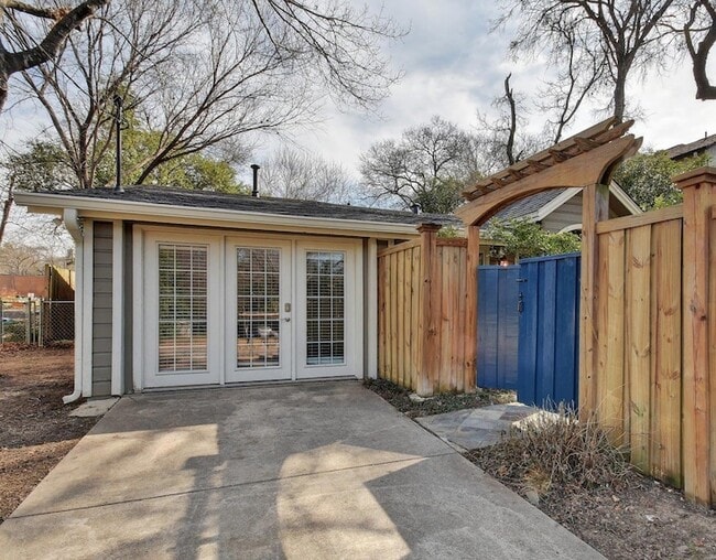 Photo - 1909 Winsted Ln
