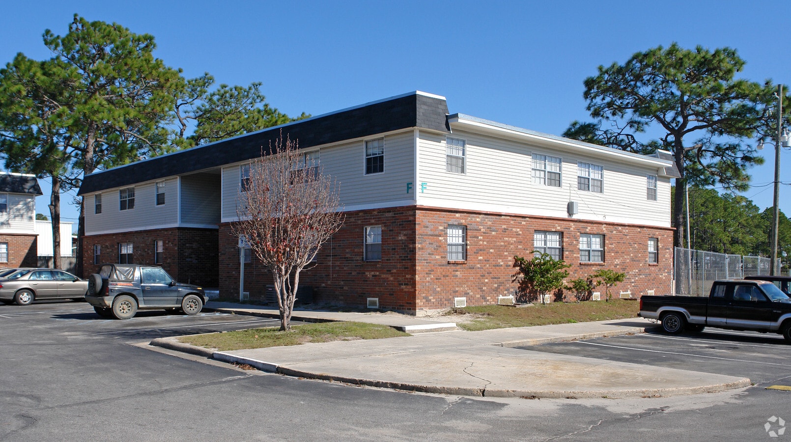 Royal Arms Garden Apartments - Royal Arms Garden Apartments