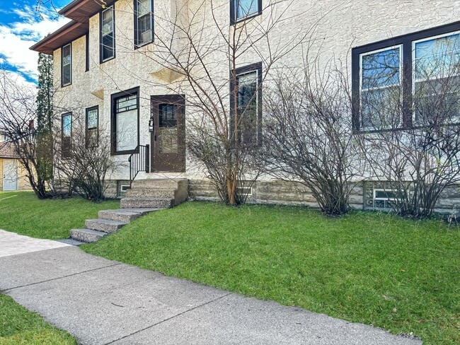 Photo - 1019 W 31st St