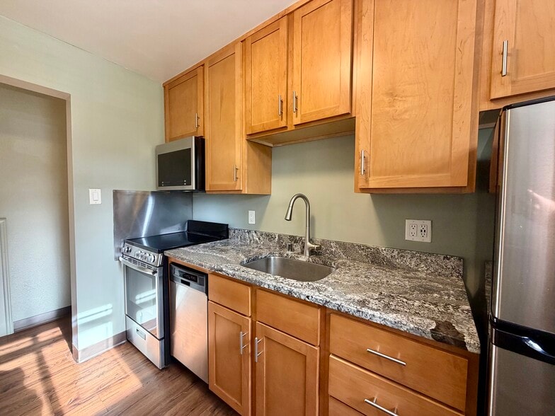 2BR,1BA - 625SF - Unit 10 - Kitchen