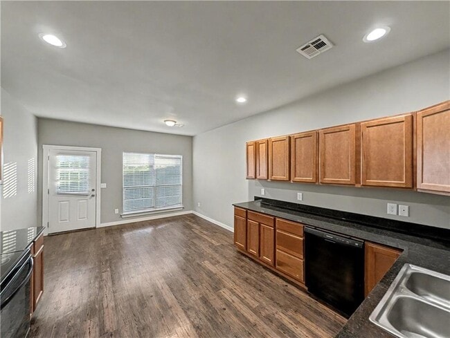 Photo - 862 Oakwood Ln