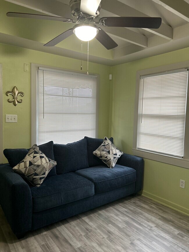 Sala de estar - 9115 Palmetto St