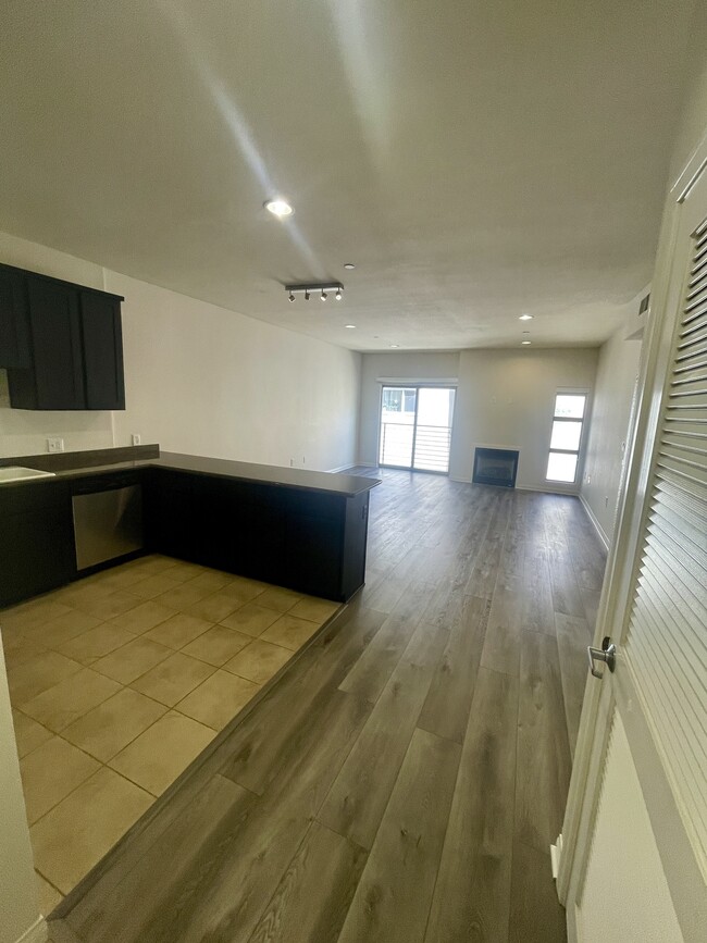 Building Photo - 5842 Harold Way Unit 202